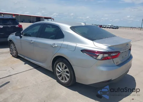 2022 Toyota Camry Le z USA, uszkodzony, nr VIN 4T1C11AK0NU627812